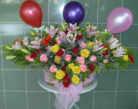 Ankara Podium AVM  cicek , cicekci  sepet i�erisinde yayvan �i�ekler ve balon