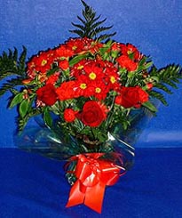 Ankara Forum Outlet AVM �i�ek�i �i�ek sipari�i 3 adet kirmizi g�l ve kir �i�ekleri buketi