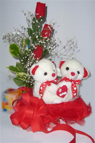 3 adet kirmizi g�l mum ve oyuncak