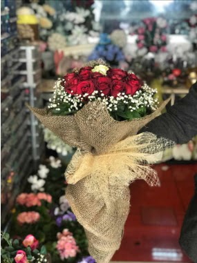 12 adet k�rm�z� 1 adet beyaz g�l buketi Ankara Forum Outlet AVM �i�ek�i �i�ek sipari�i