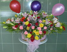 Ankara Podium AVM  cicek , cicekci  sepet i�erisinde yayvan �i�ekler ve balon