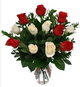Vazo i�erisinde 6 k�rm�z� 6 beyaz g�l Ankara Forum Outlet AVM �i�ek�i �i�ek sipari�i